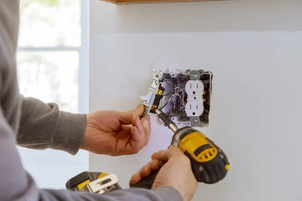 ÉQUIPEMENTS ET MAINTENANCE ÉLECTRIQUES